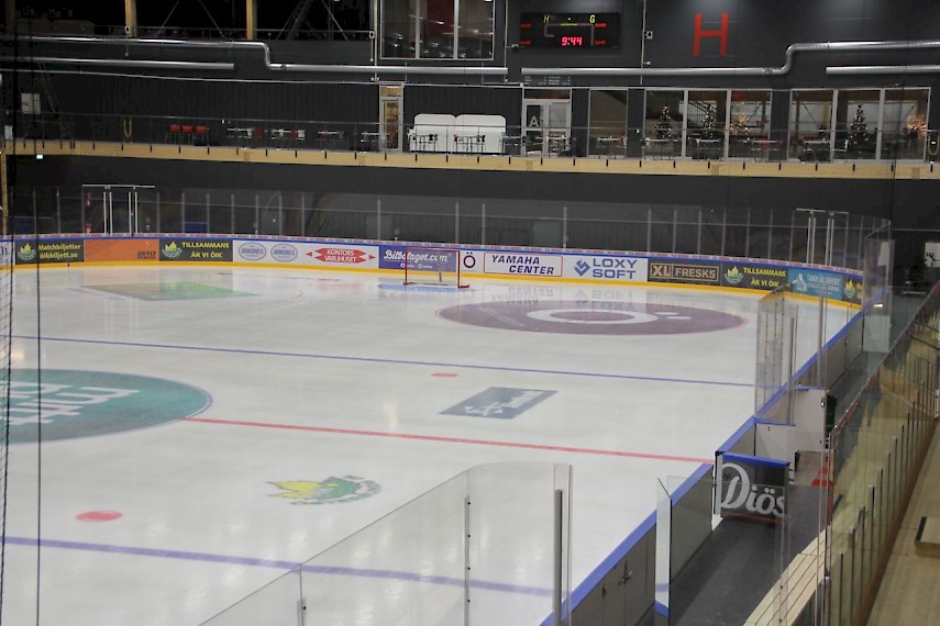 Muovikoulun kuukauden muovi jääkiekon MM-kisoissa: PETG:sta muovatut kulmasuojat lisäävät merkittävästi turvallisuutta jääkiekon MM-jäillä.
